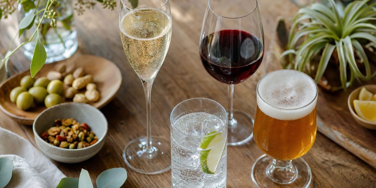 Taças e copos de bebidas sem álcool variadas em mesa de madeira